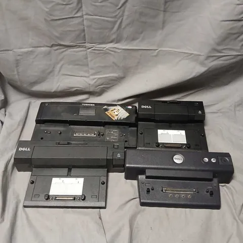 LOT OF 4 ASSORTED LAPTOP DOCKING STATIONS TO INCLUDE - DELL - TOSHIBA