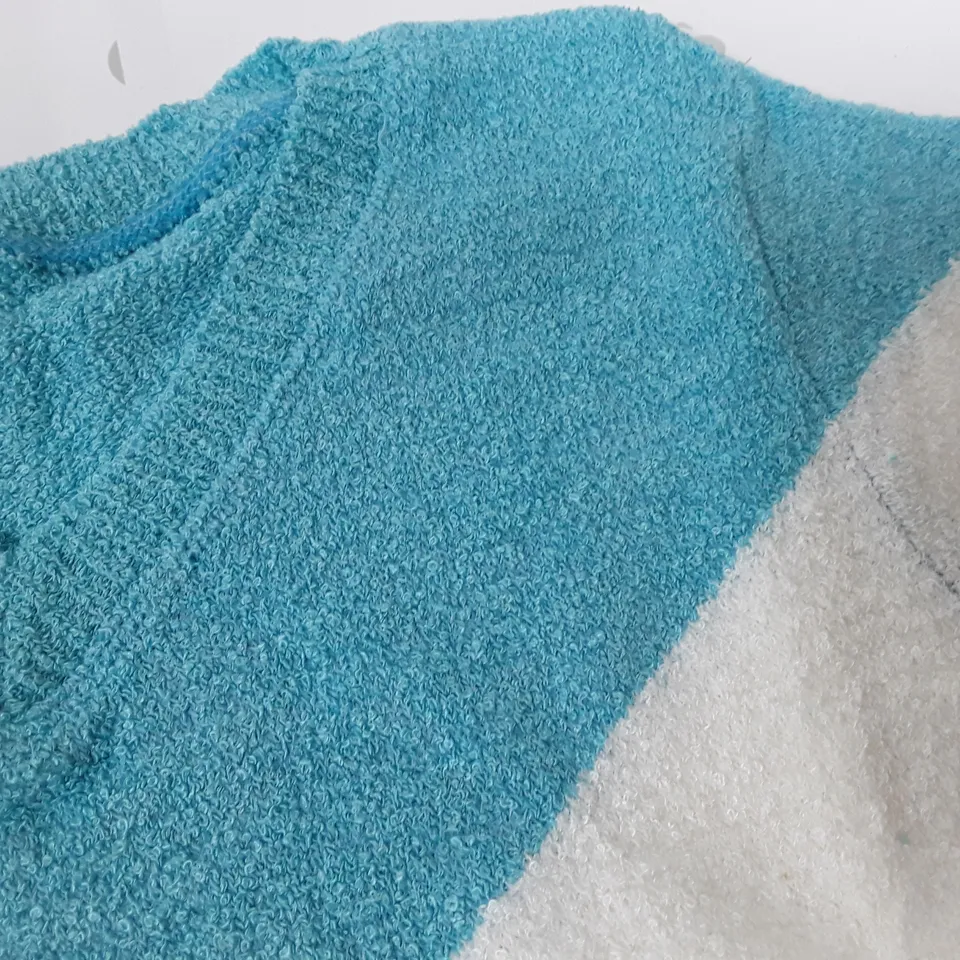 LOT OF APPROXIMATELY 70 BLUE/WHITE V-NECK JUMPERS - SIZE UNSPECIFIED 