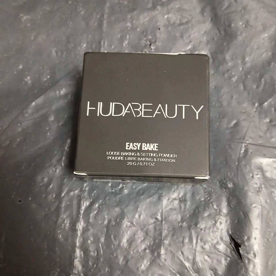 HUDA BEAUTY EASY BAKE LOOSE BAKING & SETTING POWDER – POUND CAKE (20 G)