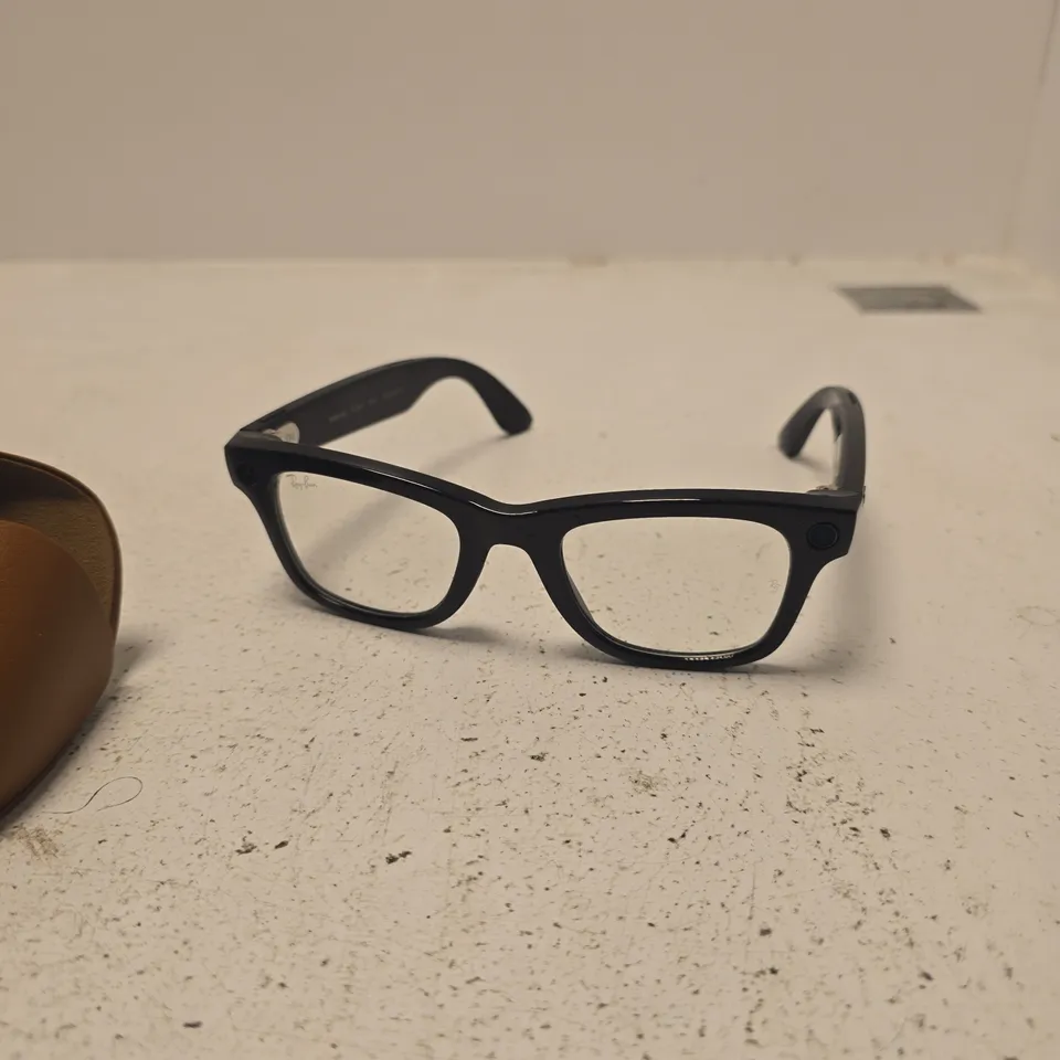 RAY-BAN WAYFARER-STYLE EYEGLASSES – BLACK FRAME WITH BROWN LEATHER CASE
