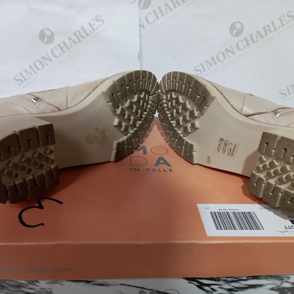 BOXED PAIR OF MODA CHARCOAL HIKING BOOTS - SIZE 6