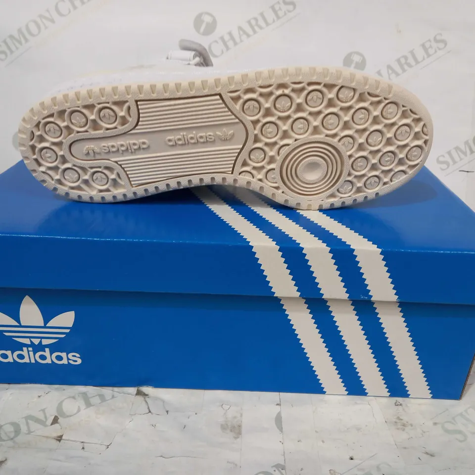 BOXED PAIR OF ADIDAS FORUM LOWTRAINERS IN WHITE/TAN/BLACK UK SIZE 5.5