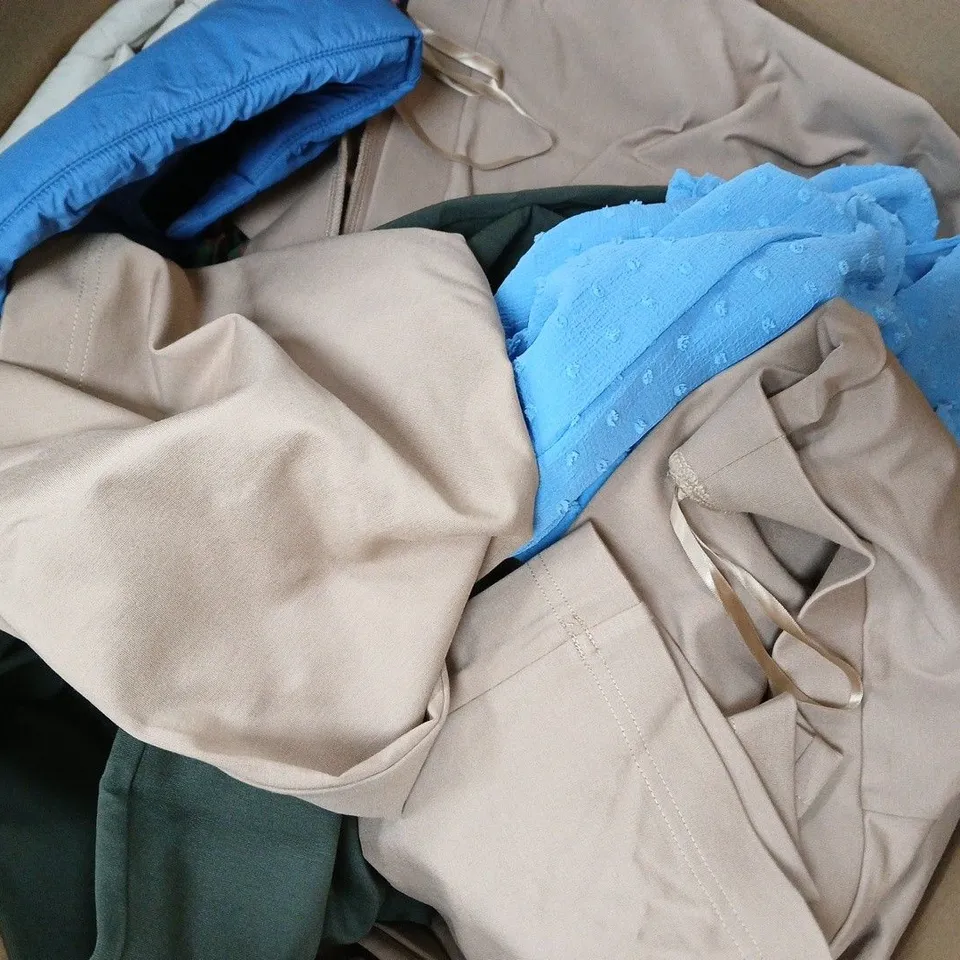 BOX OF APPROXIMATELY 20 ASSORTED CLOTHING ITEMS IN VARIOUS COLOURS, STYLES, AND SIZES - COLLECTION ONLY