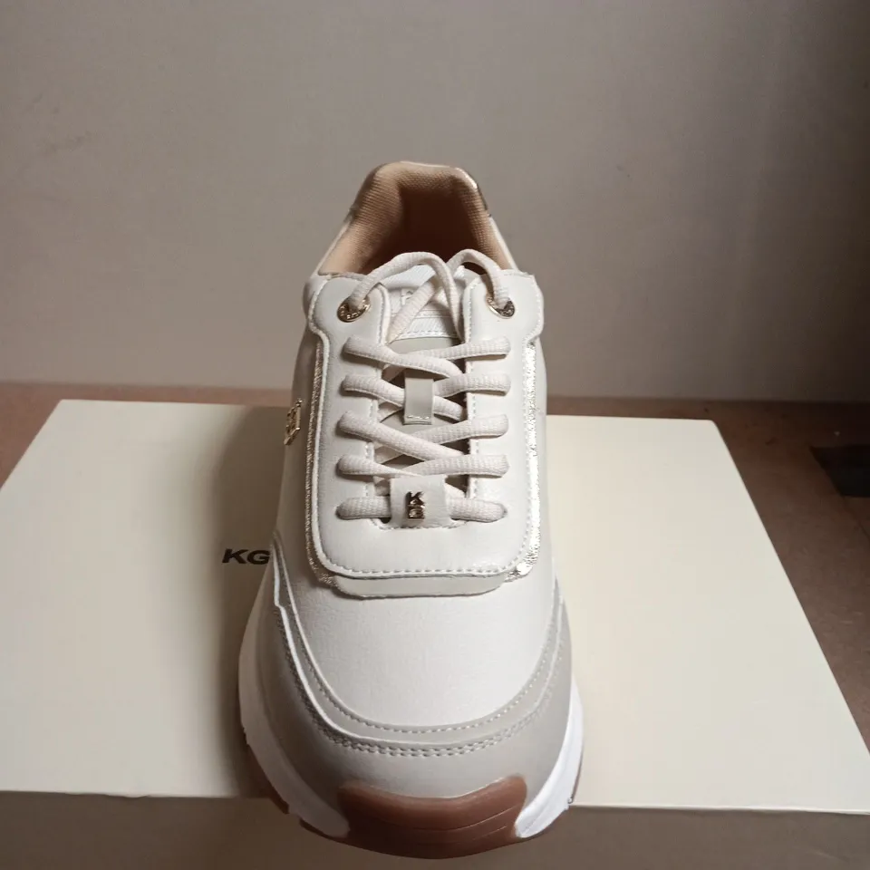 BOXED PAIR OF KG KURT GEIGER CREAM PU SNEAKERS – LADIES, UK 7 (EU 40)