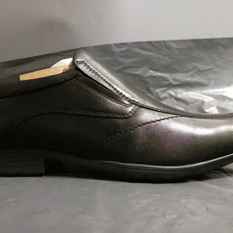 BOXED PAIR OF POD SLIP-ON SHOES IN BLACK UK SIZE 7