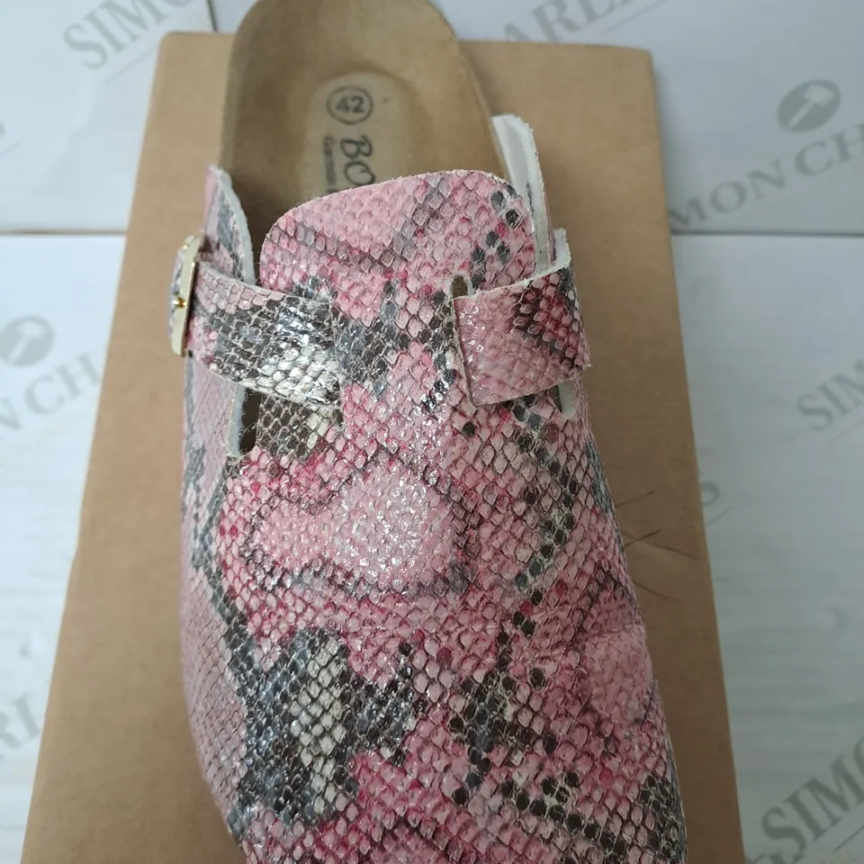 BOXED BONOVA PINK CROCODILE PRINT CLOSED TOE SANDALS SIZE 9