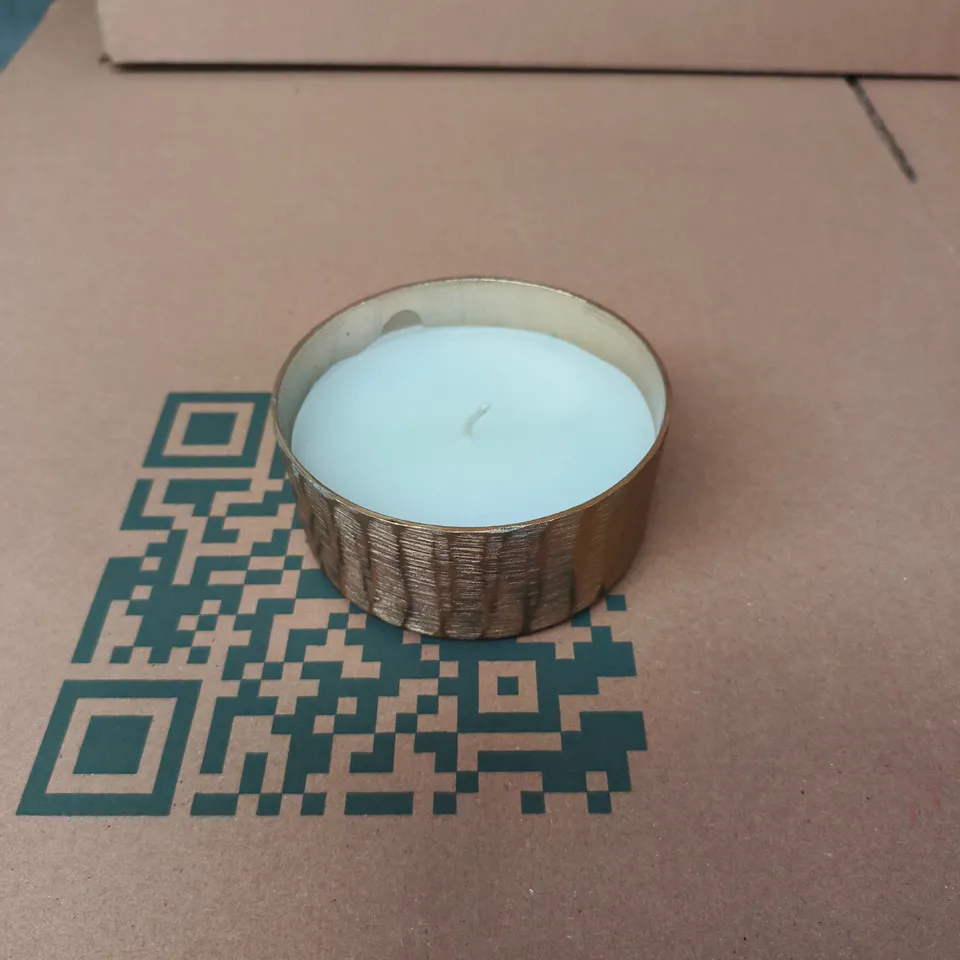 GSELA GRAHAM LONDON - CHRISTMAS LARGE TEALIGHT CANDLE IN RIBBED GOLD METAL HOLDER