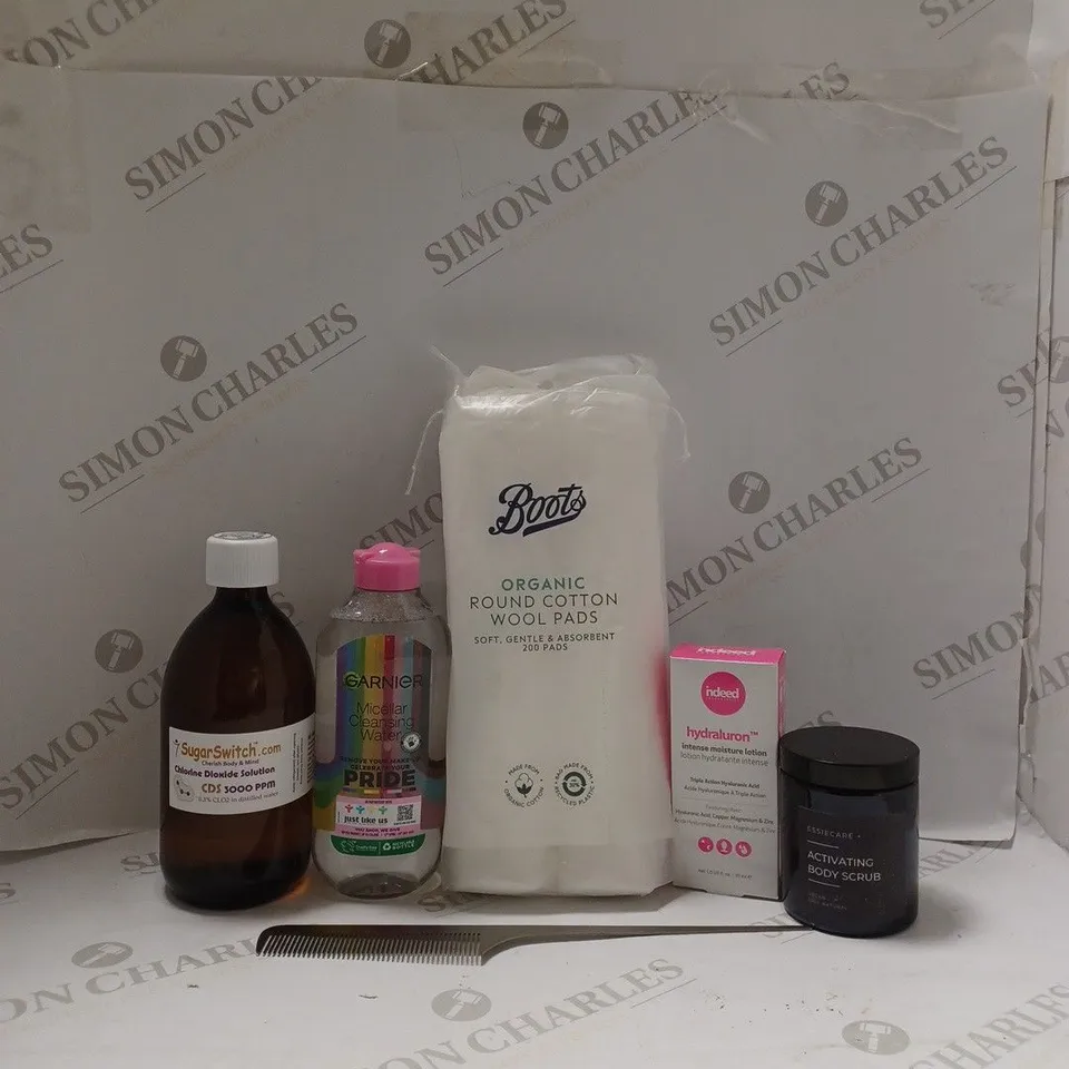 BOX OF APPROX 20 ASSORTED HEALTH AND BEAUTY ITEMS TO INCLUDE - BOOTS ORGANIC ROUND COTTON WOOL PADS - GARNIER MICELLAR CLEANSING WATER - ESSIECARE ACTIVATING BODY SCRUB - INDEED HYDRALURON ECT