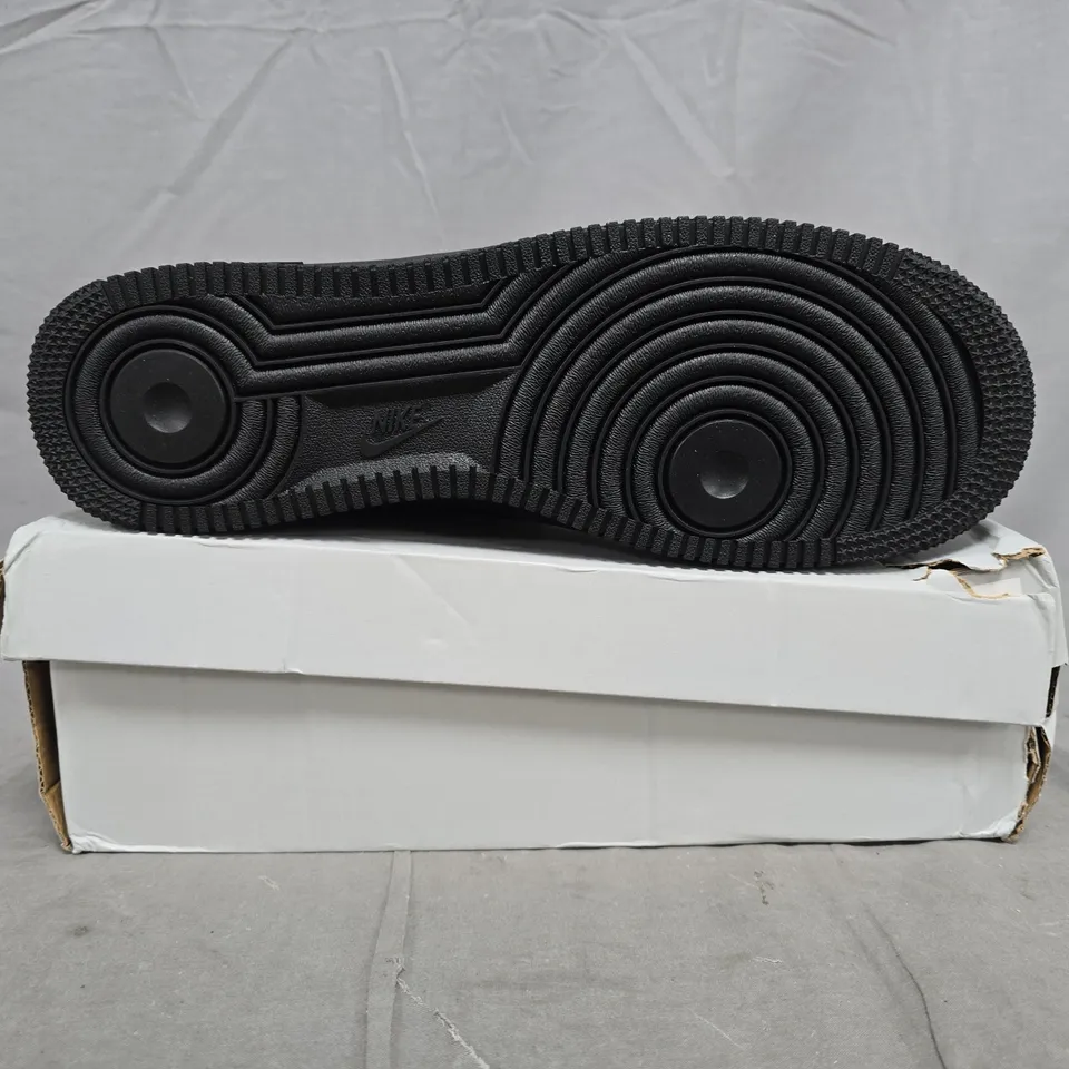 BOXED PAIR OF NIKE AIR FORCE 1 '07 SHOES IN BLACK SIZE UK 12