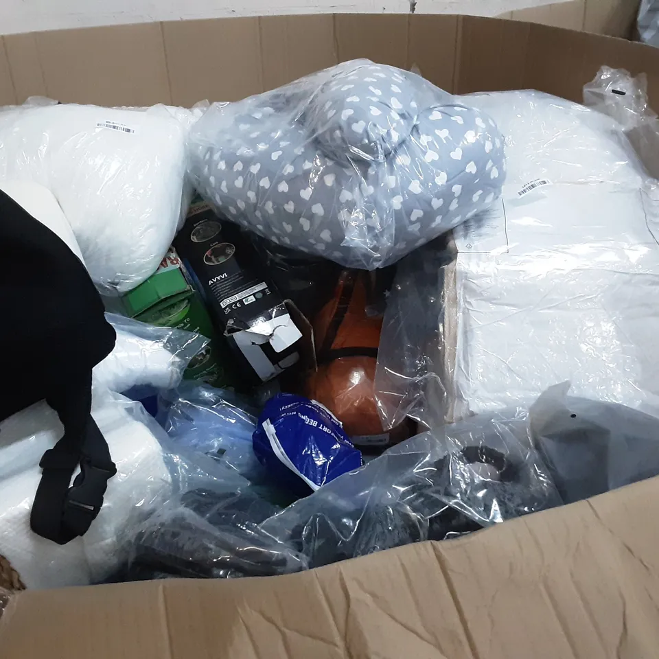 PALLET OF ASSORTED ITEMS INCLUDING FLEXI HOSE, BCOZZY, FEAGER, MAGIC HOSE, 5 STAR UNITED STRIPED PILLOW, 100FT EXPANDABLE HOSE