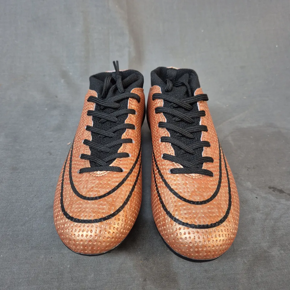 PAIR OF TOPWOLVE BOYS FOOTBALL BOOTS IN GOLD - SIZE 33 - KIDS