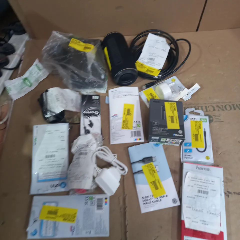 LOT OF APPROX 15 ASSORTED TECH ITEMS TO INCLUDE EARPHONES, BLUETOOTH SPEAKER, CHARGING CABLES ETC