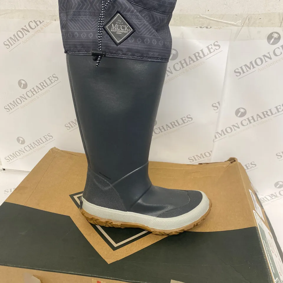 BOXED PAIR OF MUCK BOOT COMPANY RAIN BOOTS SIZE 4