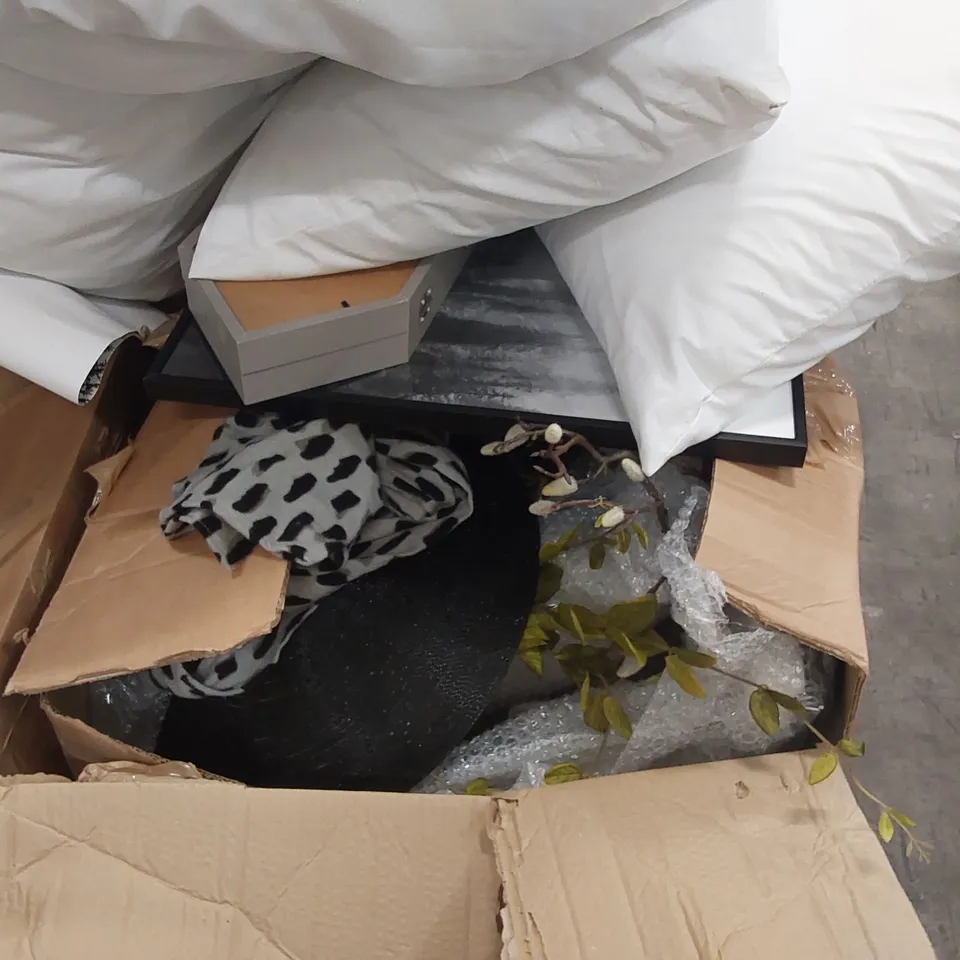 PALLET OF ASSORTED HOME FURNISHINGS AND SHOWROOM HOUSING DECORATIONS INCLUDING: BEDDING, PILLOWS, SOFA CUSHIONS, FAKE PLANTS, PICTURE FRAMES ECT