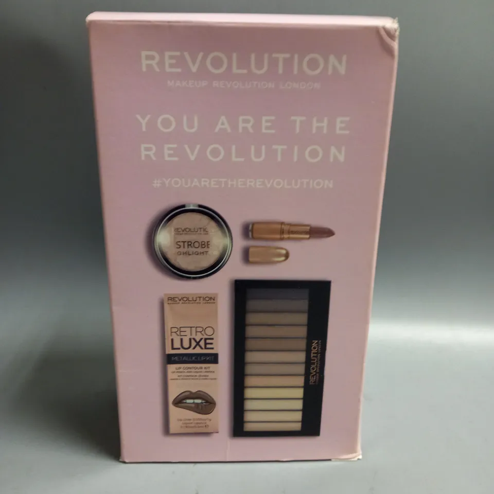 BOXED REVOLUTION MAKE UP GIFT SET TO INCLUDE AN EYESHADOW PALLETTE