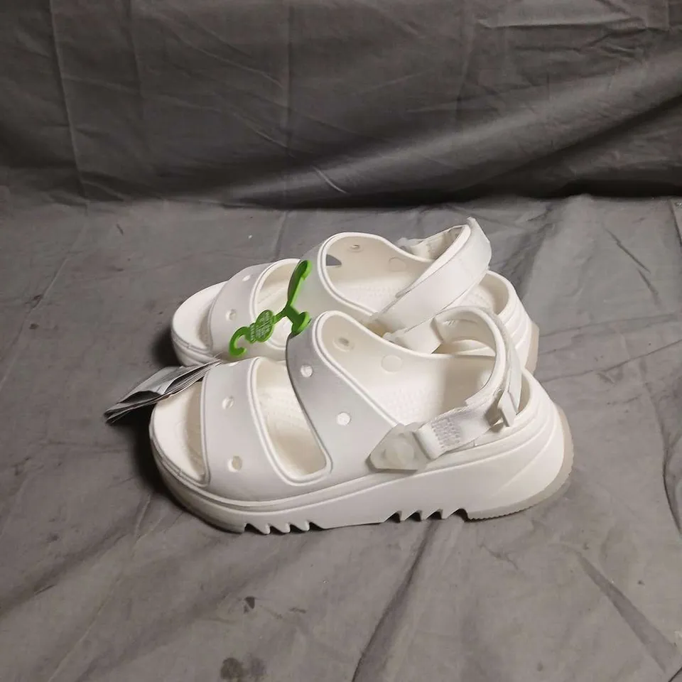 CROCS WHITE SANDALS WITH BACK STRAP – SIZE UK M3/W4