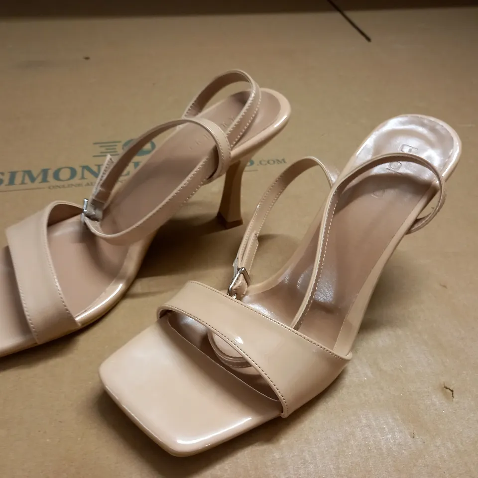 PAIR OF BOOHOO SQUARE TOED HEELED SHOES - 39