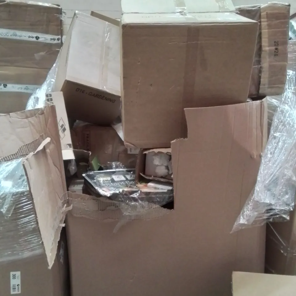 PALLET CONTAINING A LARGE QUANTITY OF LIGHTING PRODUCTS AND GARDEN DECOR WHIRL SWIRL HANGERSS