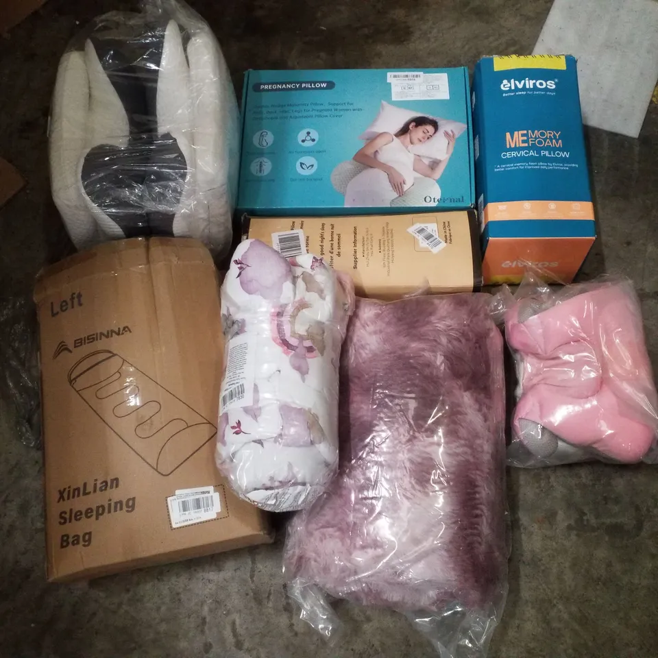 PALLET CONTAINING ASSORTED PILLOWS & CUSHIONS