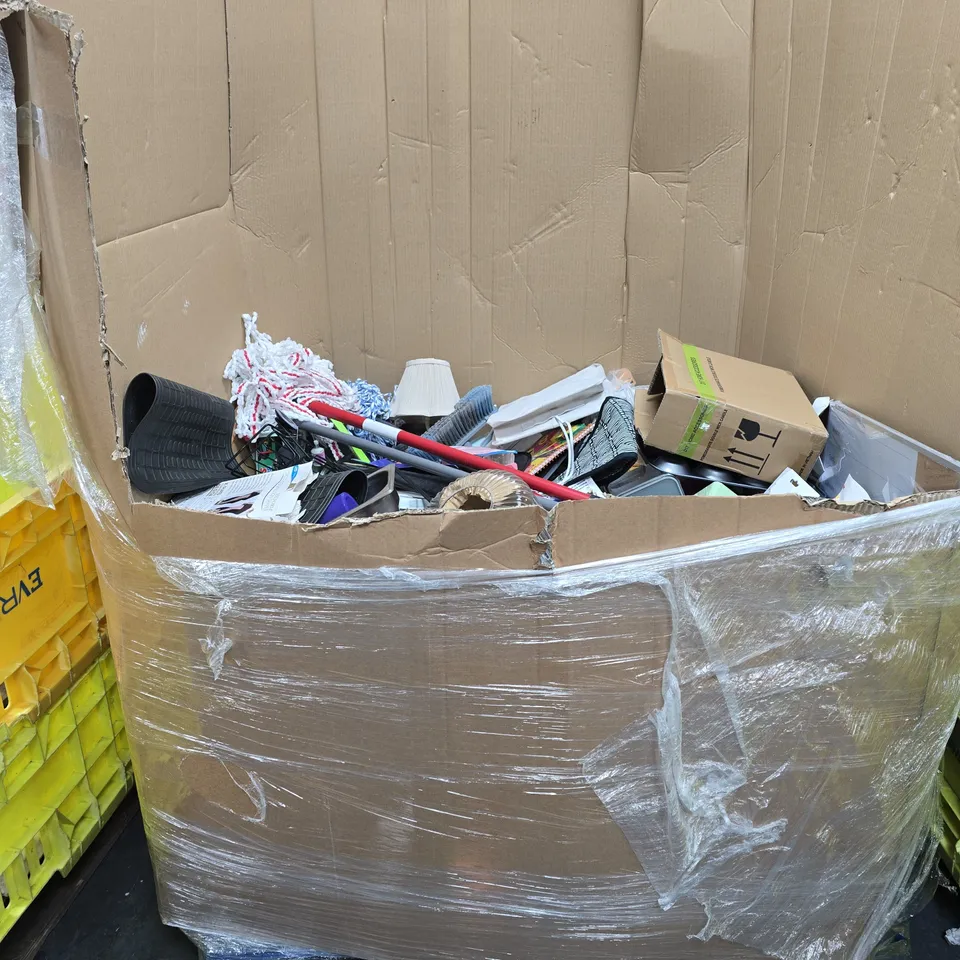 PALLET OF APPROXIMATELY 60 ASSORTED HOUSEHOLD PRODUCTS TO INCLUDE TABLE LAMPS, PANS, HOME DECOR ETC - COLLECTION ONLY 