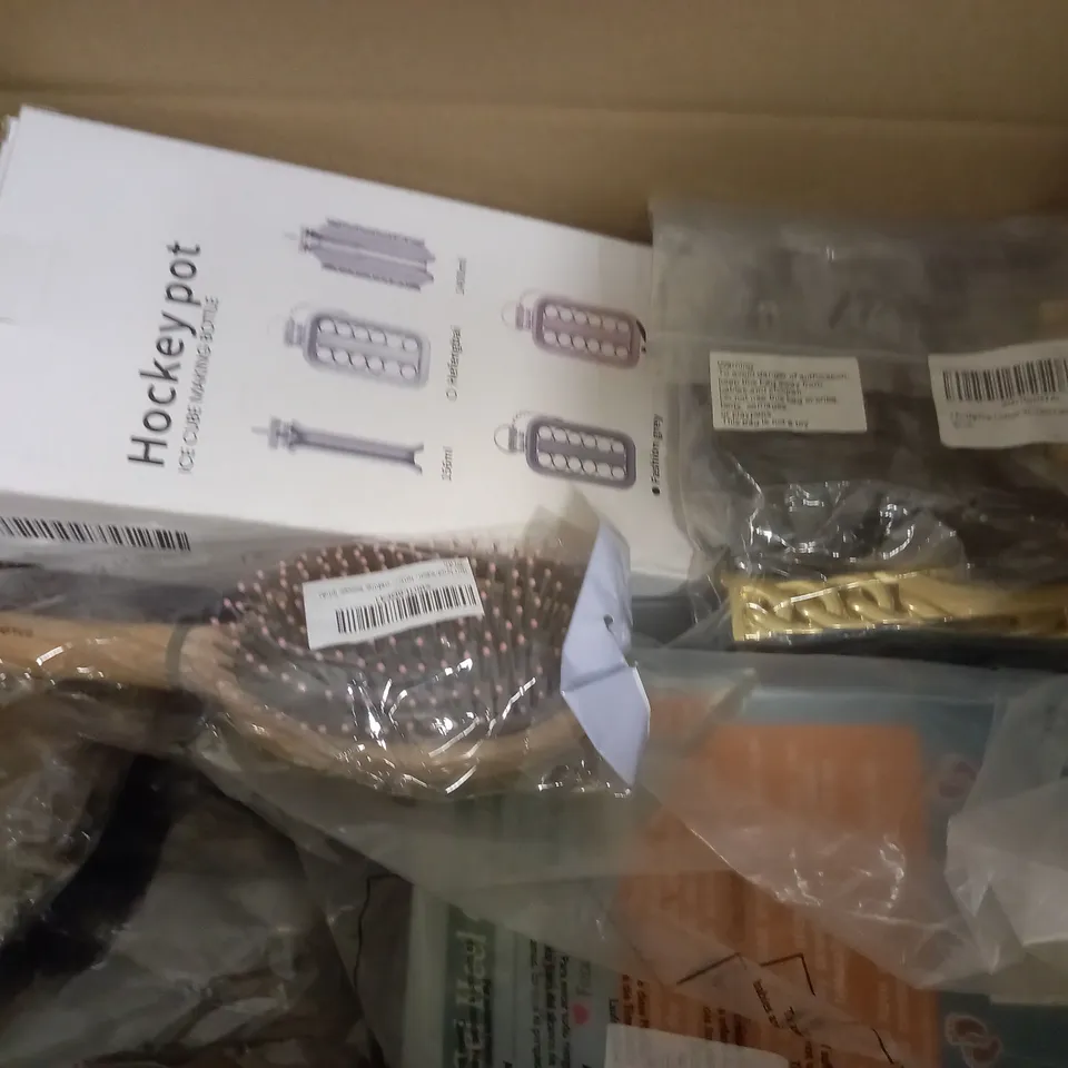 BOX OF APPROX 15 ASSORTED ITEMS TO INCLUDE - WANHENGDA FOOD CONTACT ICE CUBE TRAY - KEYCHAIN LIGHT - MINI SLIME PUTTY ECT