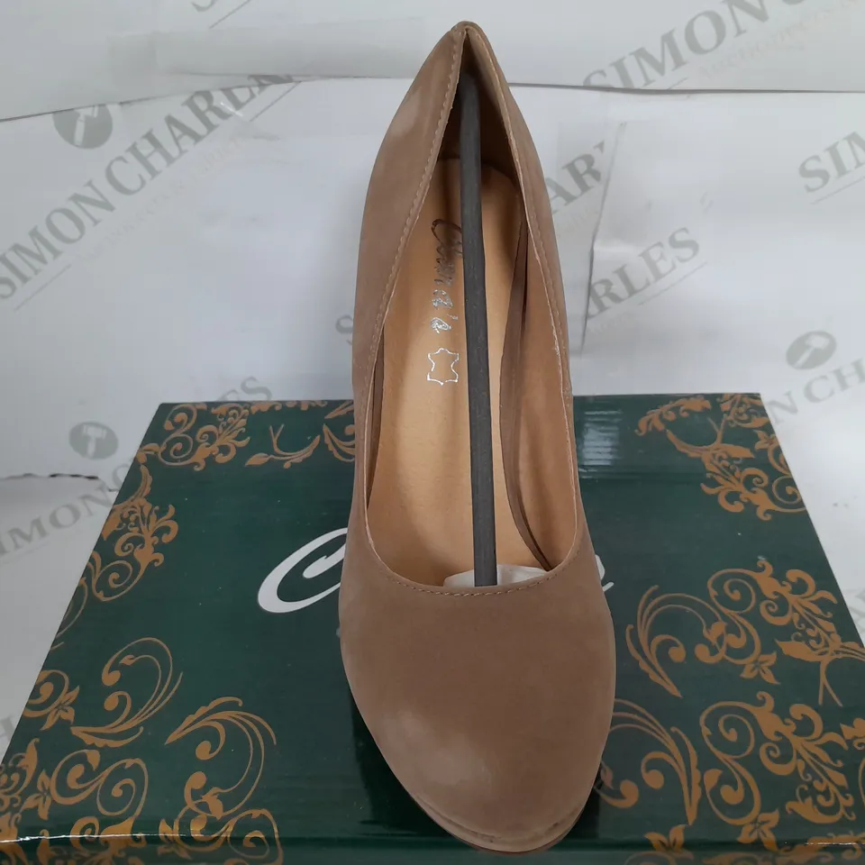 BOXED PAIR OF CLARAS CLOSED TOE THIN BLOCK HEELS IN CAMEL - SIZE 38