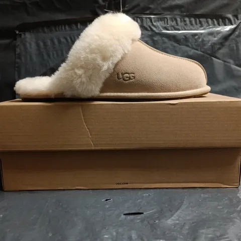 BOXED PAIR OF UGG SCUFFETTE II SLIPPERS IN SAND SIZE UK 6