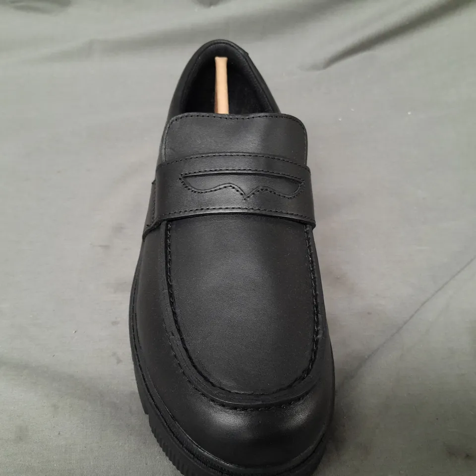 BOXED PAIR OF CLARKS SHOES IN BLACK UK SIZE 7