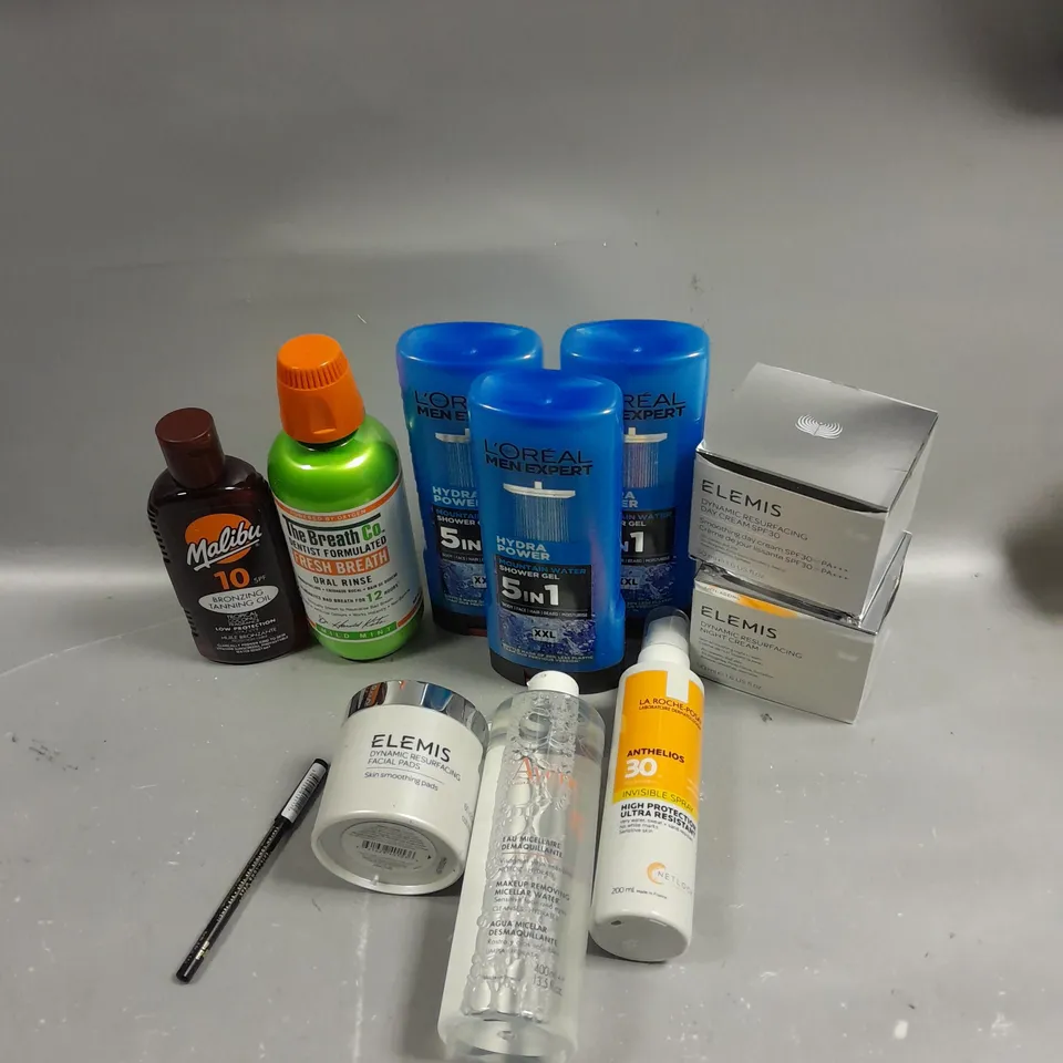 BOX OF APPROXIMATELY 15 COSMETIC ITEMS TO INCLUDE LOREAL SHOWER GEL, MALIBU TANNING OIL, ORAL RINSE, ETC