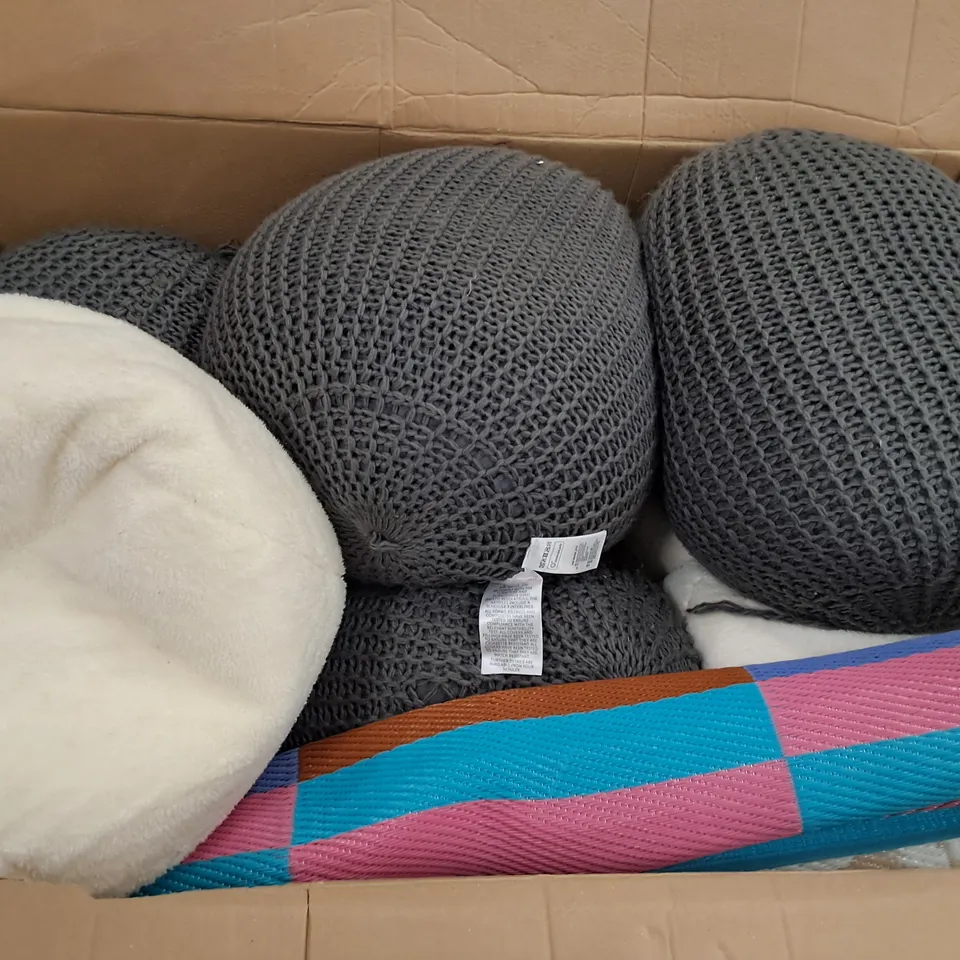 PALLET OF ASSORTED HOME FABRIC ITEMS TO INCLUDE POUFFES AND OUTDOOR RUGS
