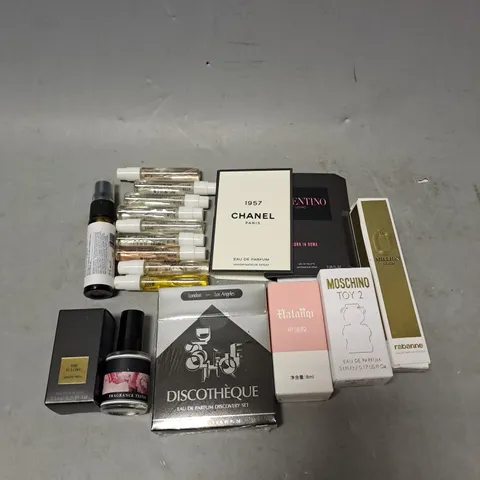 APPROXIMATELY 30 ASSORTED FRAGRANCE SAMPLES AND MINIATURES