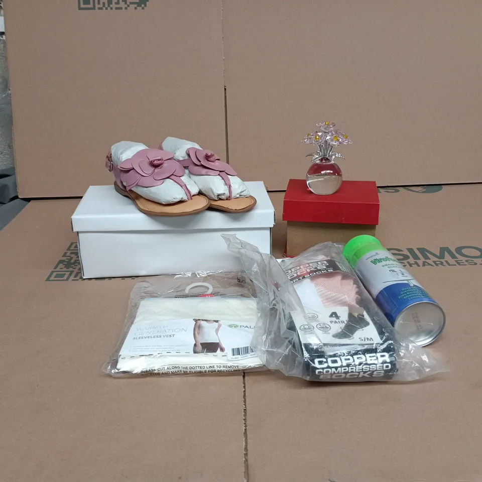 BOX OF APPROXIMATELY 25 ASSORTED ITEMS TO INCLUDE SHOES, COPPER COMPRESSED SOCKS, SLEEVELESS VEST, GLASS FLOWER ORNAMENT, VIROFOAM ETC