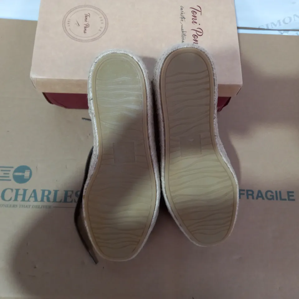 BOXED PAIR OF TONI PONS ESSENTIAL GREEN SHOES SIZE40