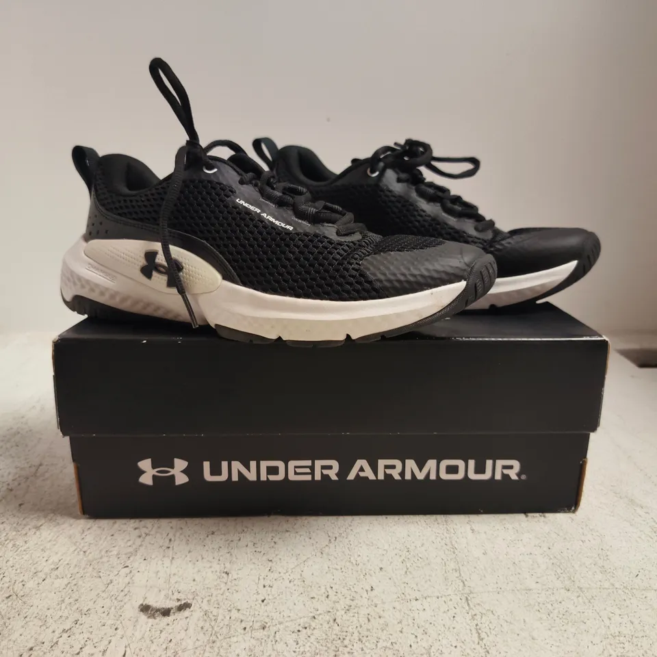 BOXED PAIR OF UNDER ARMOUR TRAINERS IN BLACK/WHITE SIZE UK 4.5