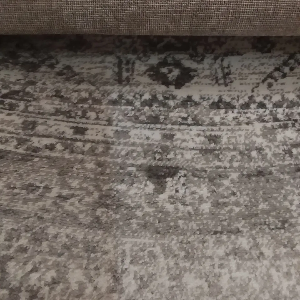 LAKE CITY LIGHT GREY WHITE CHARCOAL RUG - 6'7" X 9'