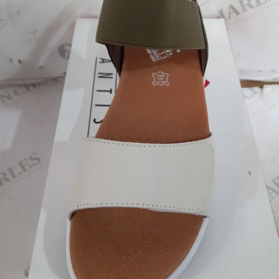 BOXED PAIR OF SANDALS IN GREEN/WHITE SIZE 7