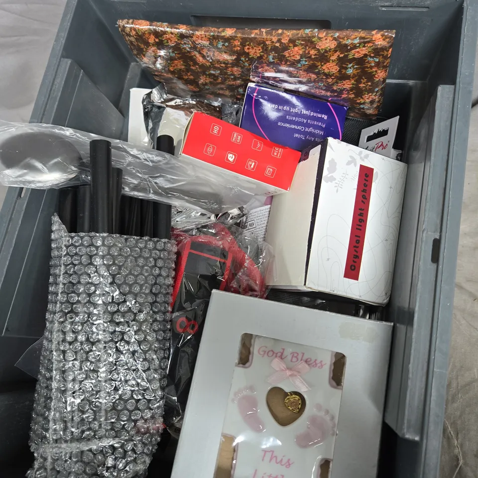 A TOTE OF ASSORTED ITEMS TO INCLUDE LAVAZZA LIMITED EDITION COFFEE MUG IN BOX + DEWALT SCREWDRIVER SET + JX-05 REMOTE BOX + A9 CAMERA ACCESSORY BOX + BABY KEEPSAKE FRAME – MIXED LOT