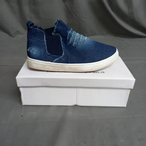 BOX OF 12 PAIRS OF WS SHOES SLIP ON SHOE IN BLUE DENIM - VARIOUS SIZES