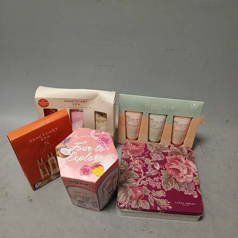 BOX OF APPROX 5 ASSORTED COSMETIC BOXSETS TO INCLUDE - SANCTUARY SPA HAND CREAM DISCOVERY KIT - SOAP & GLORY FOUR TO EXPLORE - FUZZY DUCK HAND CREAM TRIO - ETC