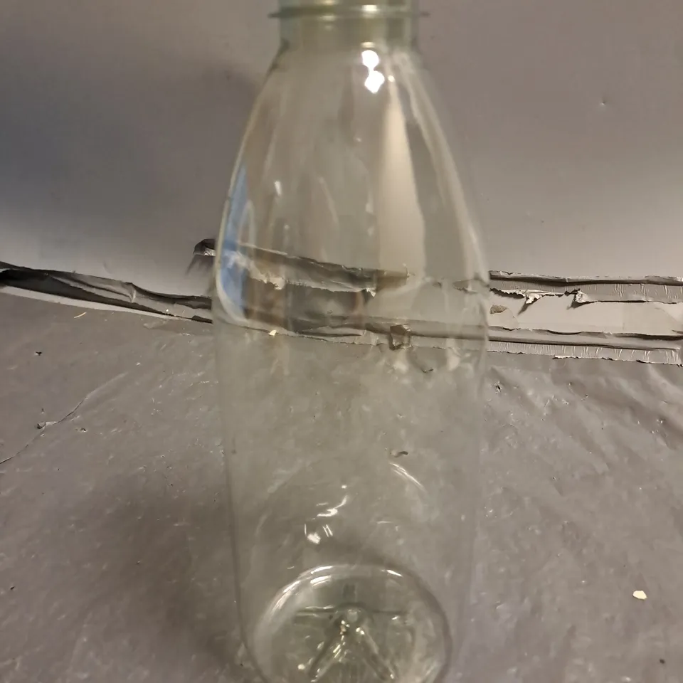 LOT OF APPROXIMATELY 30 PLASTIC BOTTLES WITH SCREW TOPS