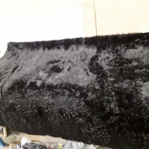 ALONII MACHINE WOVEN BLACK RUG