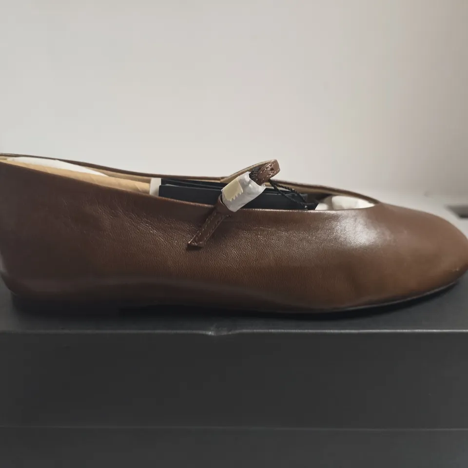 BOXED PAIR OF MASSIMO DUTTI BROWN LEATHER BALLET FLATS WITH BUCKLE STRAP, UK 5