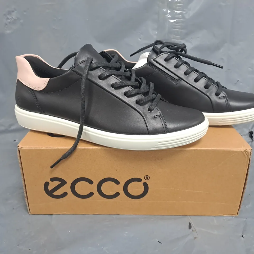 BOXED PAIR OF ECCO SHOES IN BLACK SIZE UK 7.5