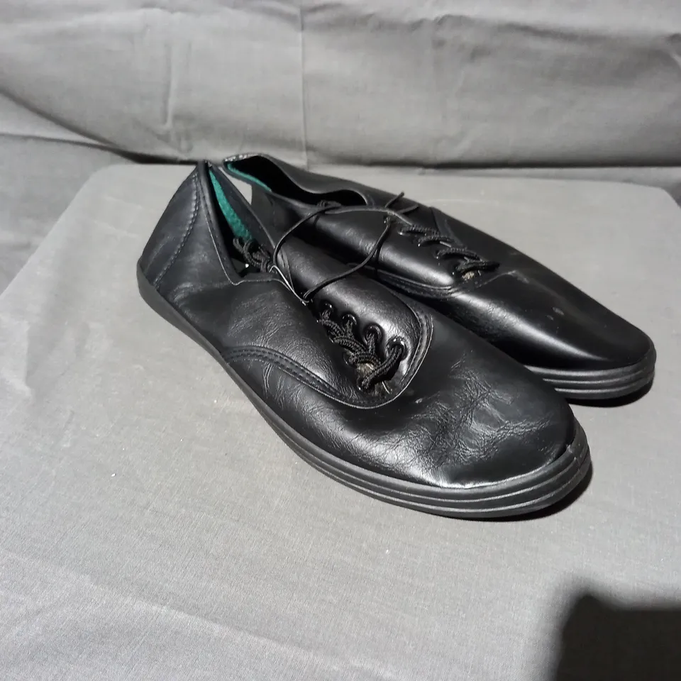 APPROXIMATELY 15 PAIRS OF BLACK FLAT SHOES TO INCLUDE SIZE 8 