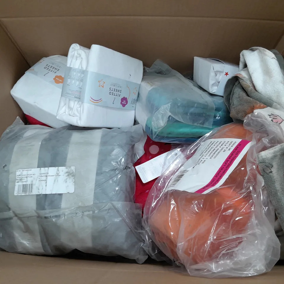 APPROXIMATELY 8 ASSORTED HOUSEHOLD ITEMS TO INCLUDE VARIOUS BEDDING IN VARIOUS SIZES AND STYLES 