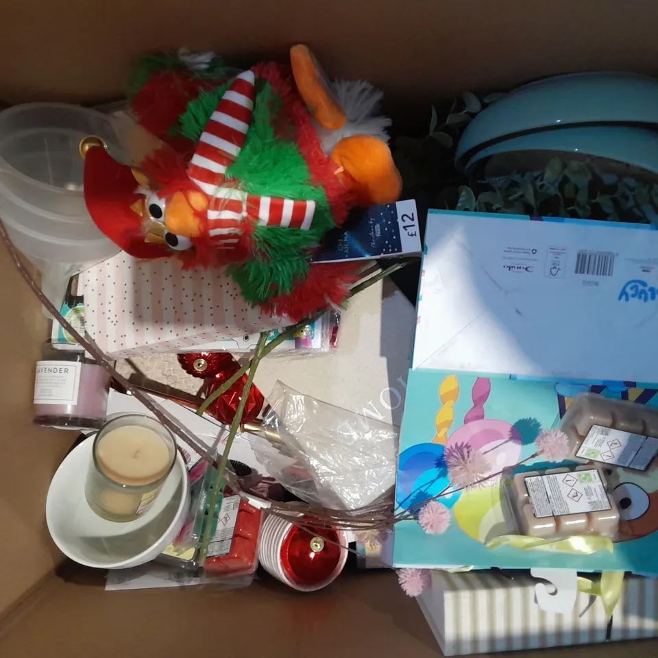 BOX OF APPROXIMATELY 15 ASSORTED BEDDING AND SOFT FURNISHING ITEMS TO INCLUDE - CANDLES- STORAGE BOXES- WOODEN SKILLETS ETC. 
