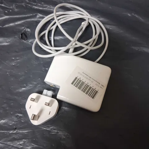 APPROXIMATELY 25 APPLE MAC BOOK PLUGS