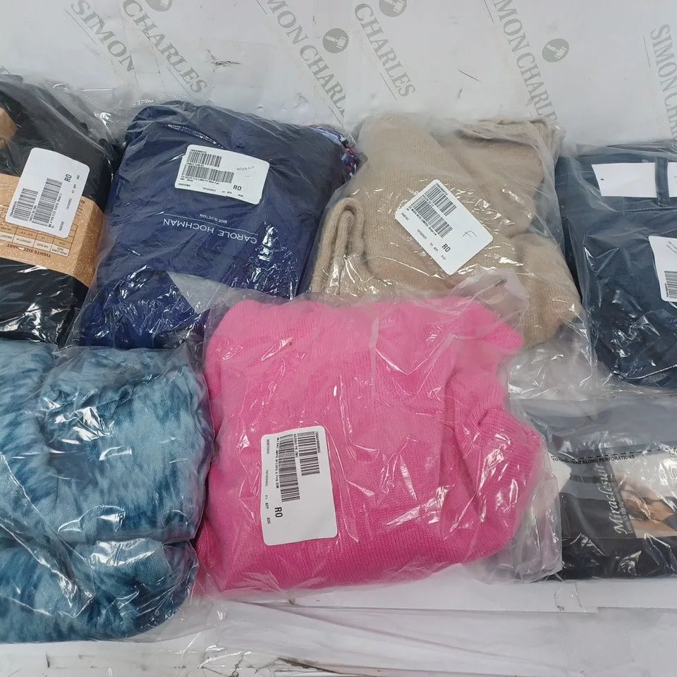 LARGE QUANTITY OF ASSORTED CLOTHING TO INCLUDE SOCKS, JUMPERS, CARDIGANS, ETC