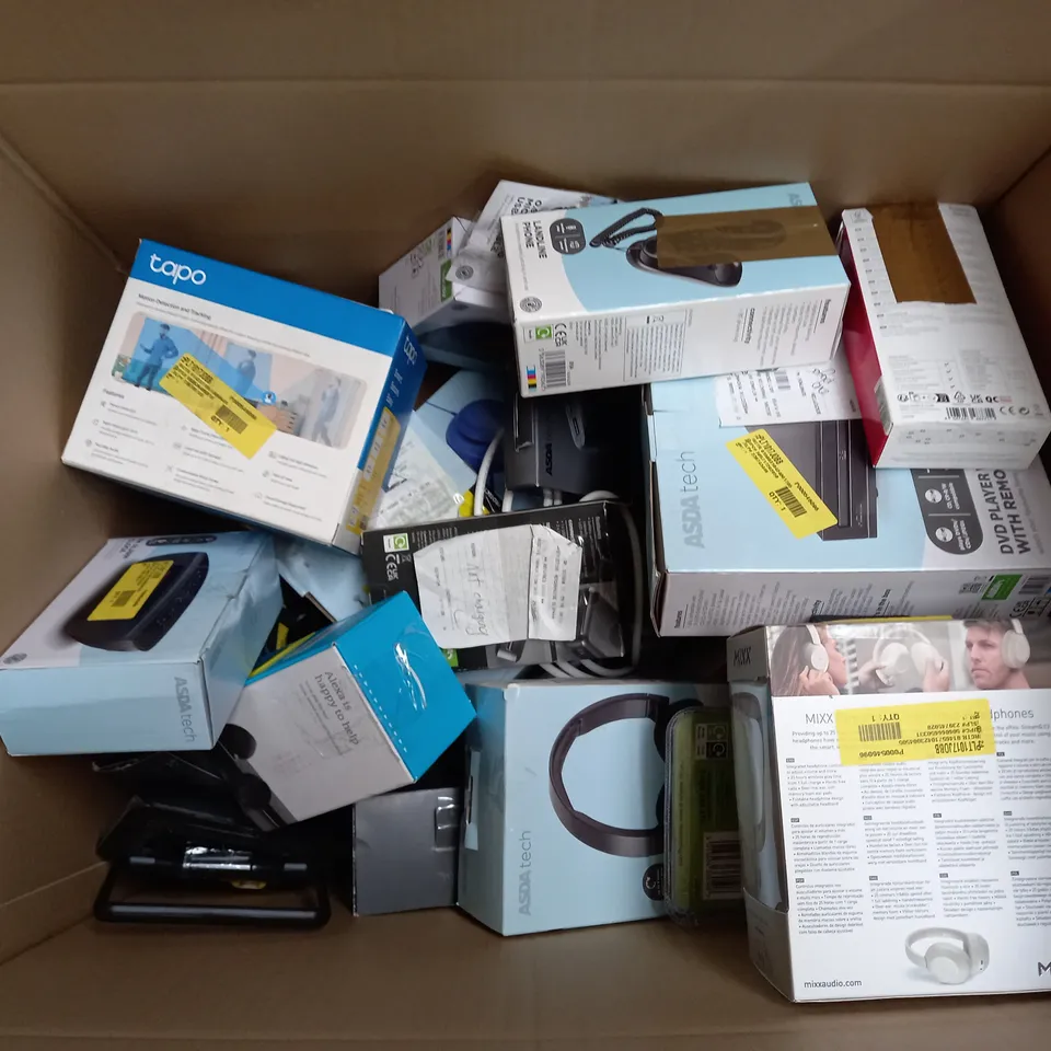 BOX OF APPROX 30 ASSORTED ELECTRICAL ITEMS TOO INCLUDE EARPHONES, AERIALS AND REMOTES 