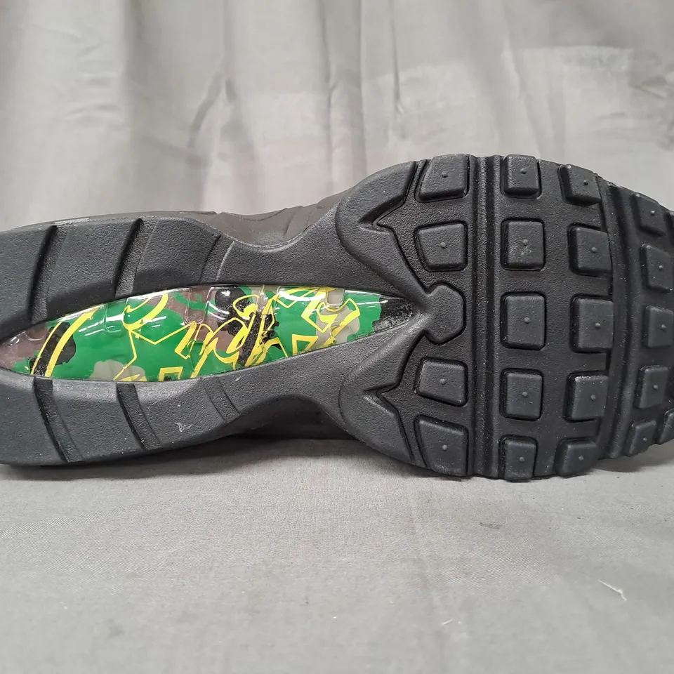 BOXED PAIR OF NIKE AIR MAX 95 SP SHOES IN GREEN/BLACK UK SIZE 9